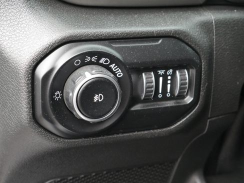 Used 2020 Jeep Wrangler Unlimited Sahara image 5