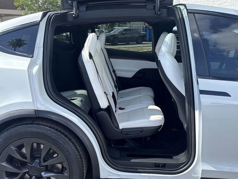 Used 2022 Tesla Model X image 17
