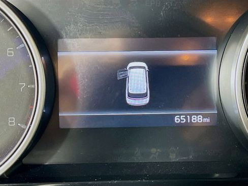 Used 2024 Kia Carnival EX image 13