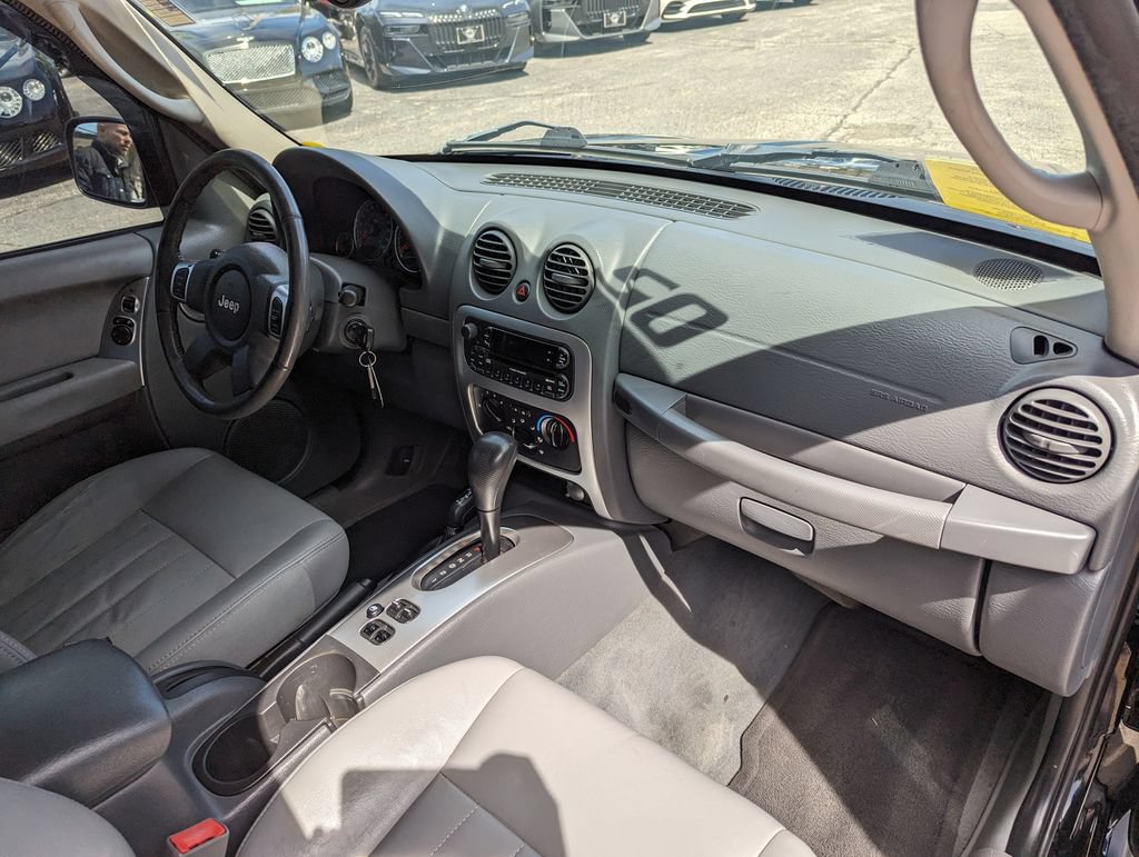 Used 2005 Jeep Liberty Limited AWD/4WD image 32