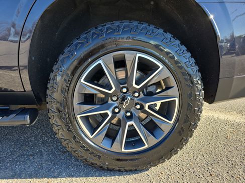 Used 2022 Chevrolet Tahoe Z71 w/ Luxury Package image 36