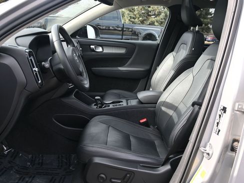 Used 2024 Volvo XC40 B5 Core image 25