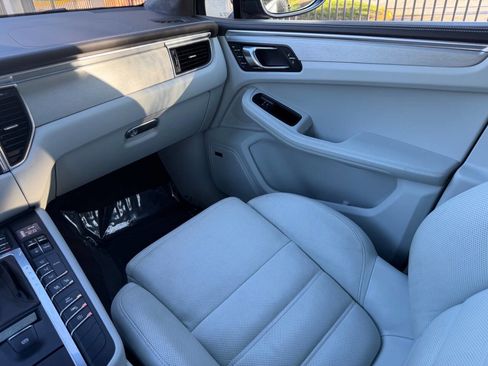Used 2017 Porsche Macan Turbo image 33