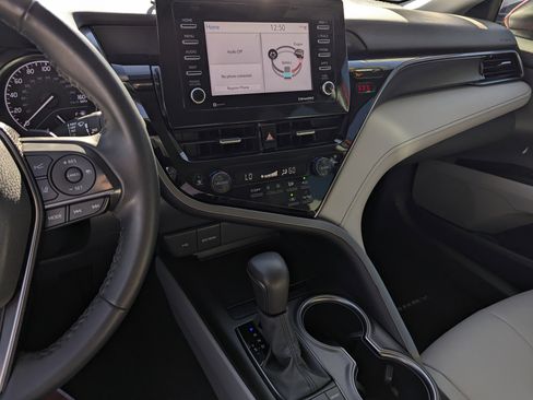 Used 2022 Toyota Camry SE image 10