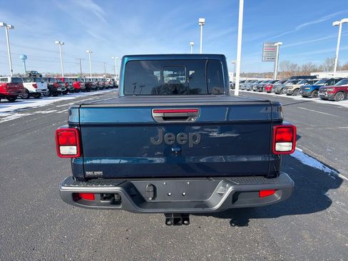 Used 2025 Jeep Gladiator Sport image 4