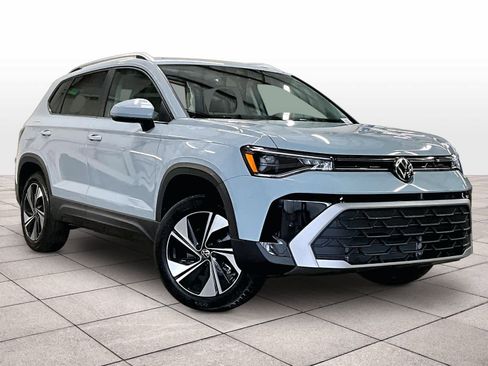 New 2026 Volkswagen Taos SE image 2