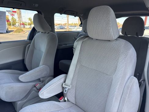 Used 2017 Toyota Sienna LE image 14