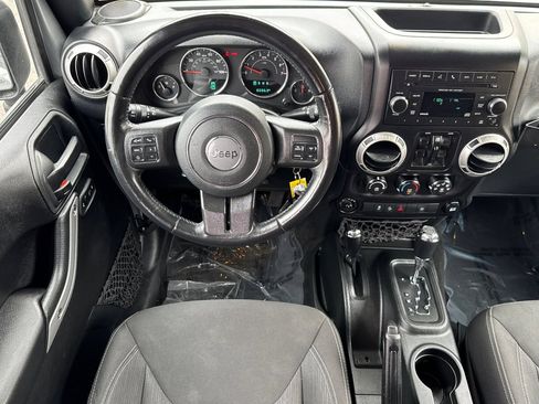Used 2018 Jeep Wrangler Unlimited Rubicon w/ Connectivity Group AWD/4WD image 14