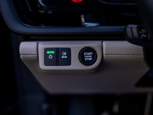 Certified 2025 Porsche Panamera image 34