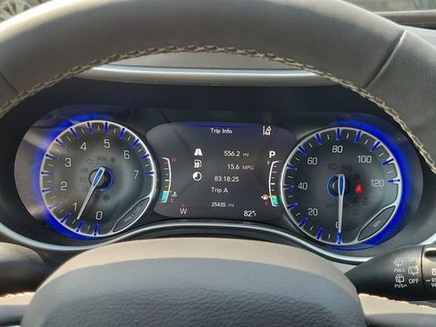 Used 2023 Chrysler Pacifica Touring-L AWD/4WD image 18