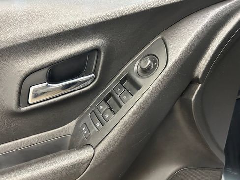 Used 2021 Chevrolet Trax LT AWD/4WD image 23