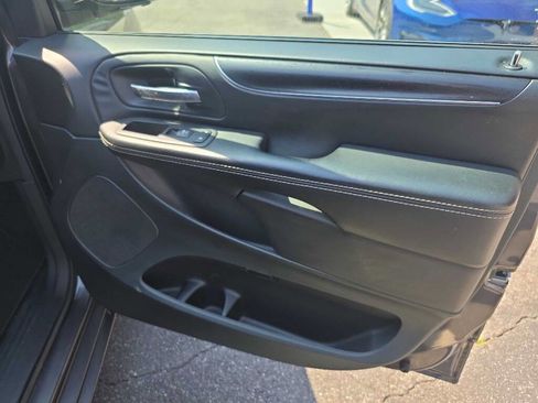 Used 2016 Dodge Grand Caravan SE image 21