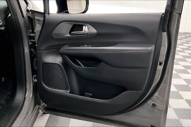 Used 2025 Chrysler Pacifica Select FWD image 21