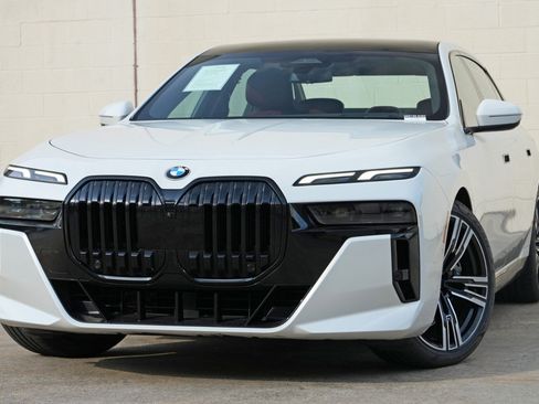 Used 2023 BMW 740i w/ Parking Assistance Package RWD image 3