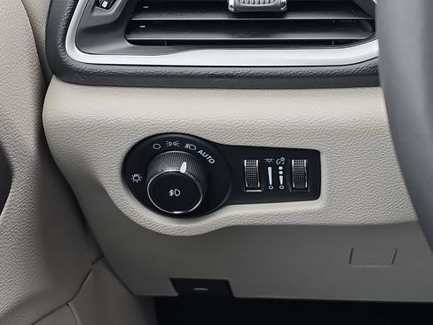 Certified 2023 Chrysler Pacifica Touring-L FWD image 28