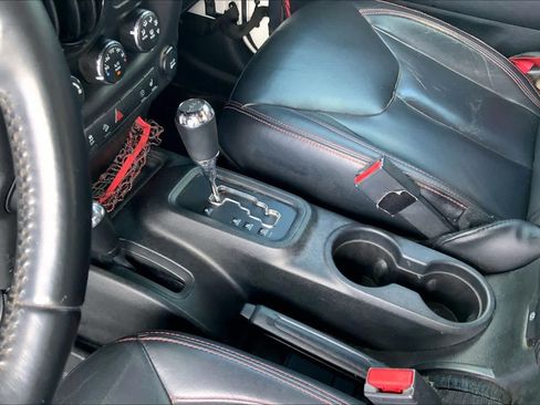 Used 2017 Jeep Wrangler Unlimited Rubicon AWD/4WD image 16