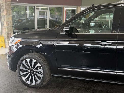 Used 2024 Lincoln Navigator Reserve AWD/4WD image 12