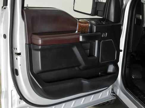 Used 2015 Ford F150 Platinum w/ Equipment Group 701A Luxury RWD image 37