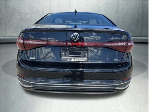 Used 2025 Volkswagen Jetta SEL FWD image 9