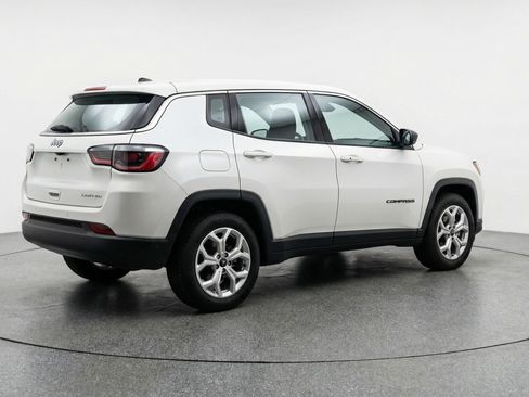 Used 2025 Jeep Compass Latitude image 9