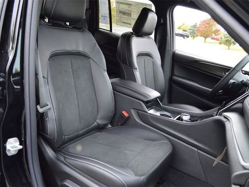 New 2025 Jeep Grand Cherokee Altitude image 30