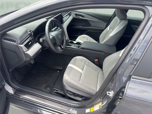 Used 2025 Toyota Camry SE AWD/4WD image 9