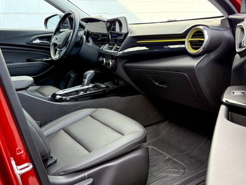 Used 2024 Chevrolet Trax ACTIV w/ Sunroof Package image 12