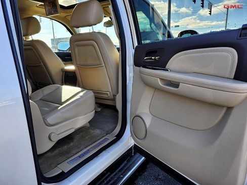 Used 2013 GMC Yukon XL Denali image 31