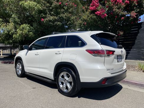 Used 2014 Toyota Highlander Limited w/ Driver Technology Package AWD/4WD image 3