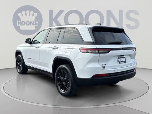 Used 2025 Jeep Grand Cherokee Altitude AWD/4WD image 4