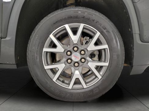 Certified 2023 GMC Acadia SLE w/ Driver Convenience Package image 4