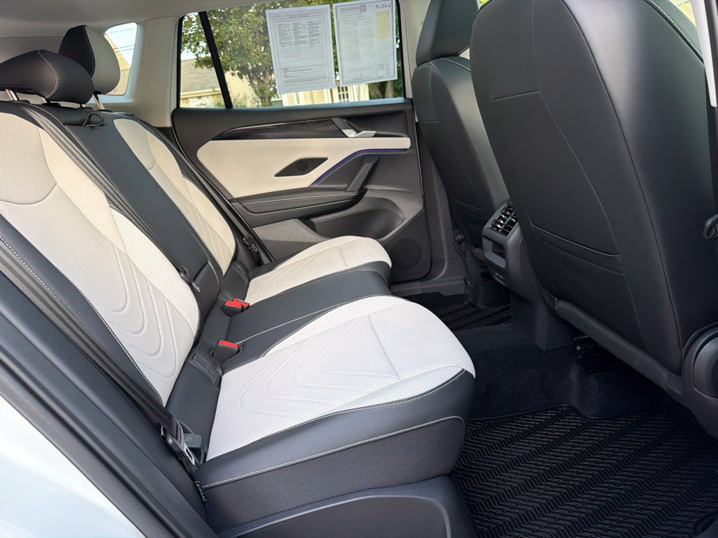 Used 2025 Volkswagen Tiguan SE w/ Panoramic Sunroof Package AWD/4WD image 28