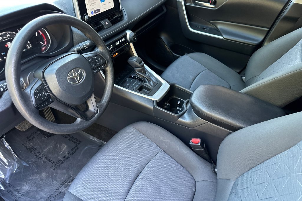 Used 2025 Toyota RAV4 XLE AWD/4WD image 12