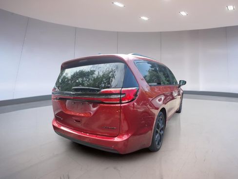Used 2025 Chrysler Pacifica Limited FWD image 4