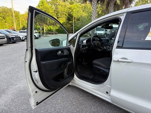 Used 2019 Chrysler Pacifica Touring Plus FWD image 9