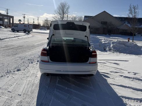 Used 2018 Volkswagen Passat 2.0T S image 8