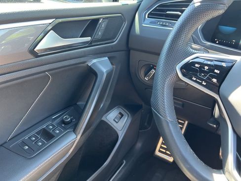 Used 2022 Volkswagen Tiguan SE R-Line image 18