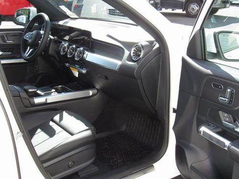 Used 2023 Mercedes-Benz EQB 300 4MATIC image 17