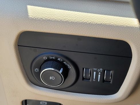 Used 2023 Jeep Grand Cherokee Limited RWD image 25