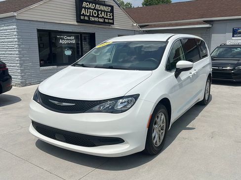 Used 2022 Chrysler Voyager LX image 1