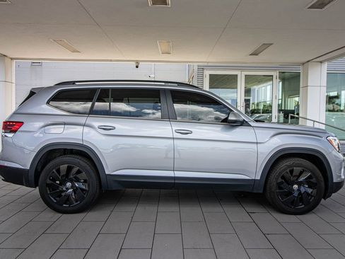 Certified 2024 Volkswagen Atlas SE FWD image 3