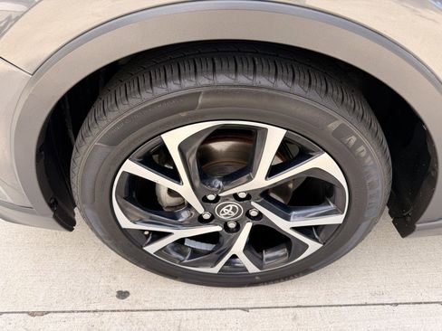 Used 2018 Toyota C-HR XLE FWD image 11