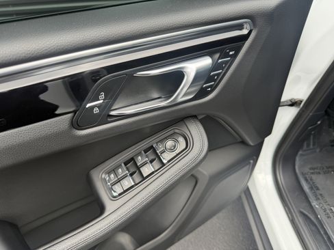 Certified 2023 Porsche Macan AWD/4WD image 21