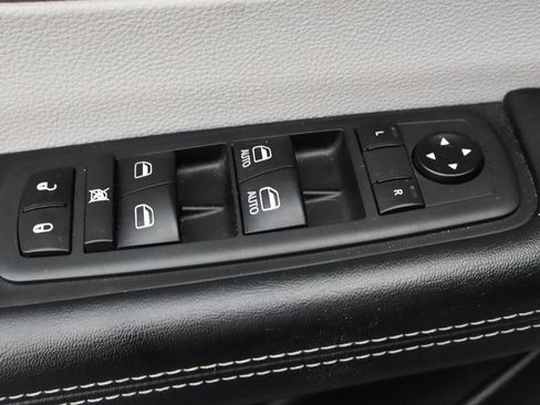 Used 2021 Chrysler Pacifica Touring-L image 15