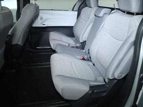 Used 2025 Toyota Sienna LE FWD image 13