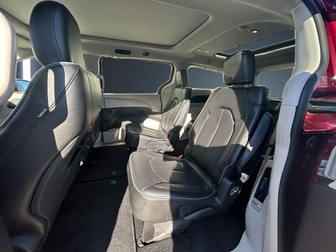 Used 2019 Chrysler Pacifica Limited image 13