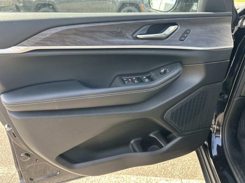 Used 2025 Jeep Grand Cherokee L Limited w/ Luxury Tech Group II AWD/4WD image 18
