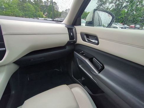 Used 2022 Nissan Pathfinder SL w/ Lighting Package (N92) AWD/4WD image 16