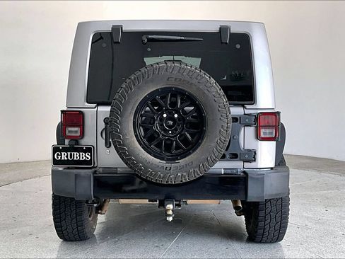 Used 2018 Jeep Wrangler Unlimited Sahara AWD/4WD image 5