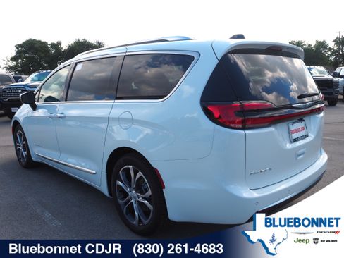 New 2026 Chrysler Pacifica Pinnacle FWD image 8